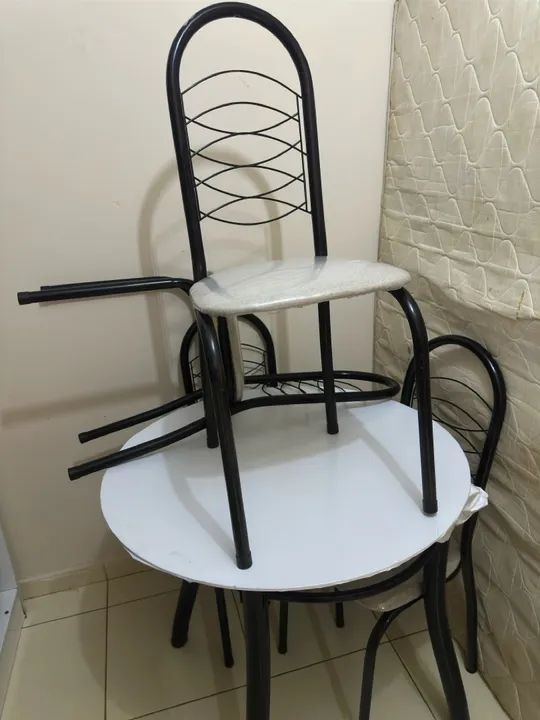 Mesa de vidro com 4 cadeiras  - Foto 3