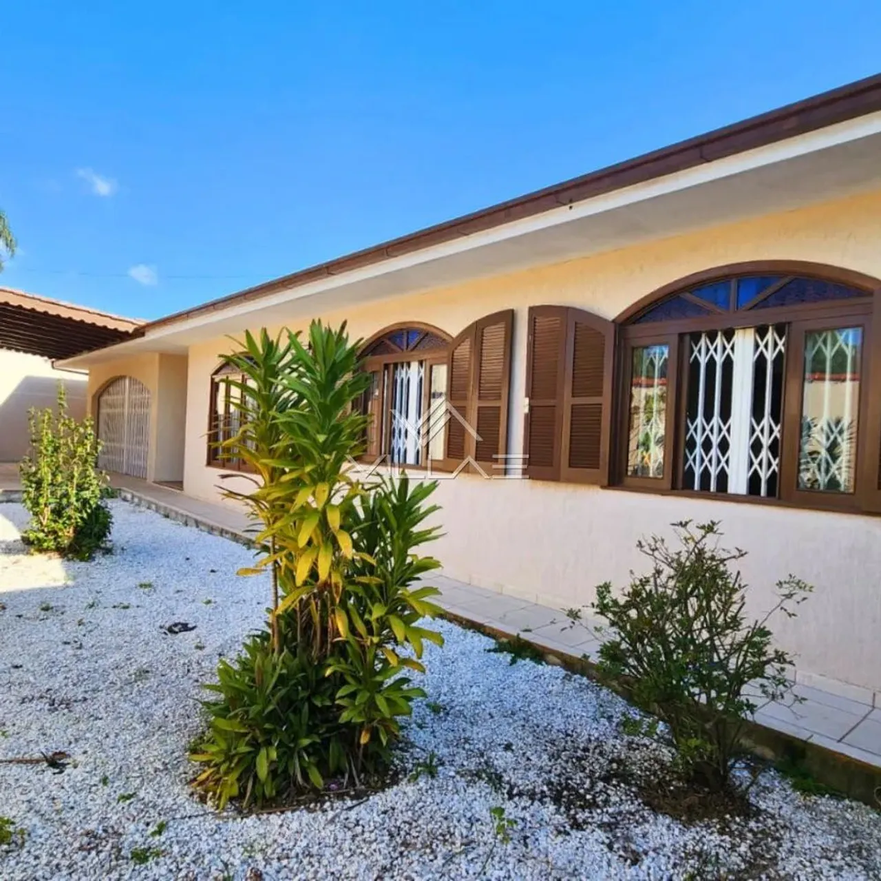 Casa térrea com 3 quartos em grande terreno