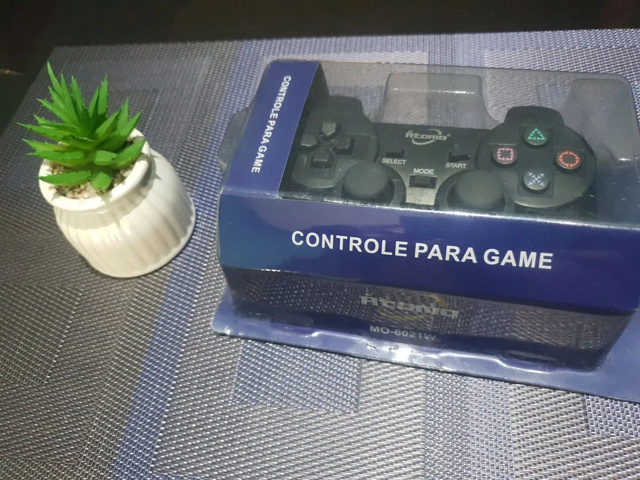 Controle ps2 sem fio precisa de 2 pilhas palito