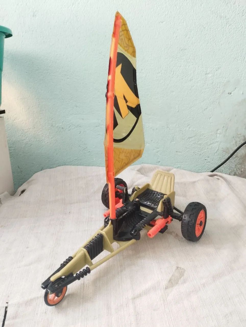 Carrinho de brinquedo com vela