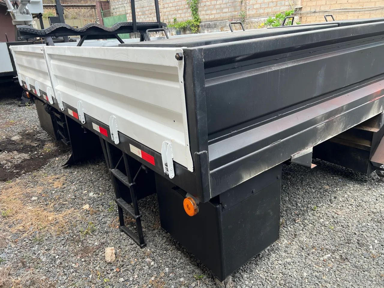 Carroceria de ferro para caminhão toko semi nova medida 4,70 x2,54 - Foto 5