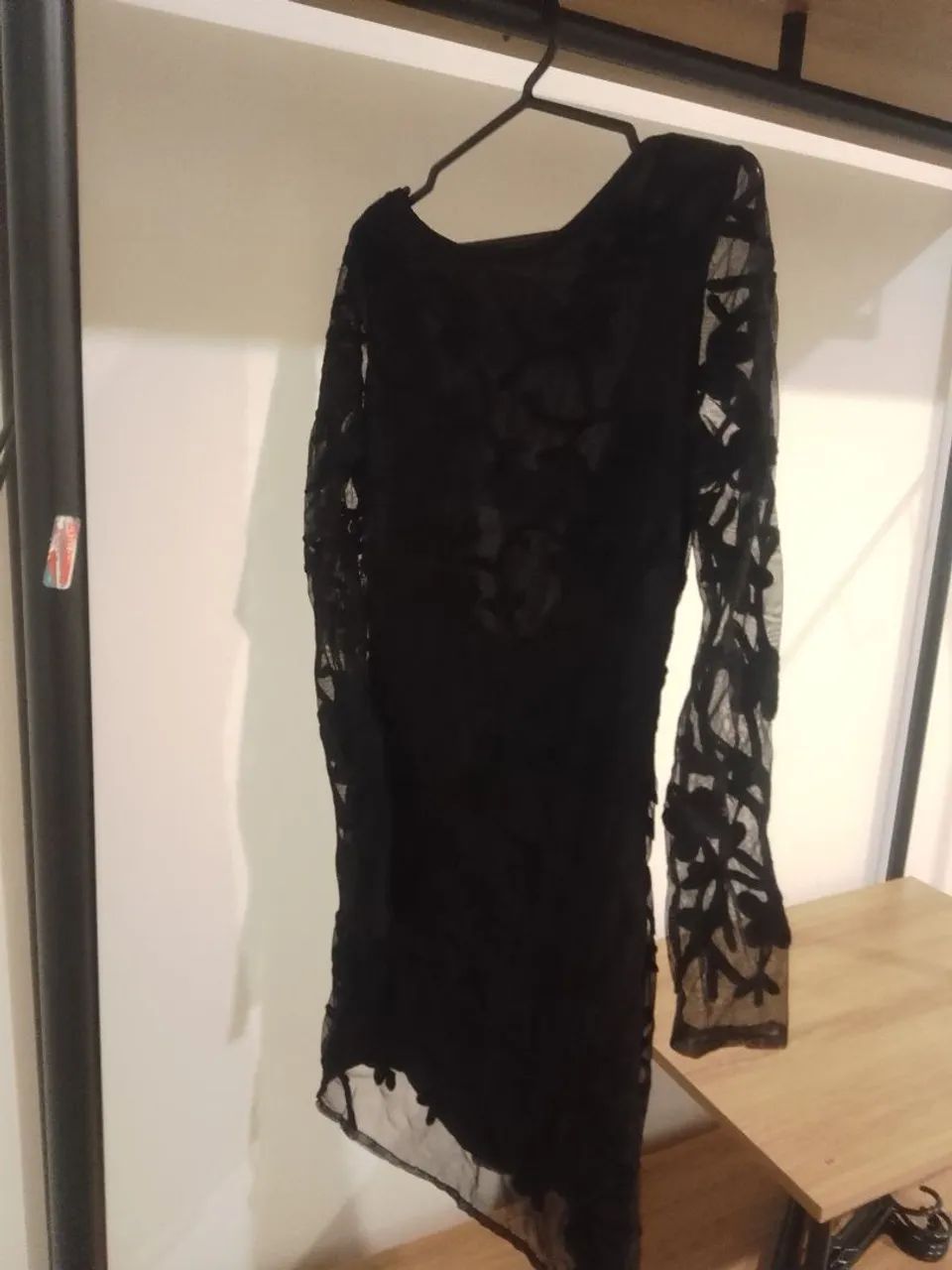 Vestido Preto com Bordado, mangas longas e decote nas costas  - Foto 3