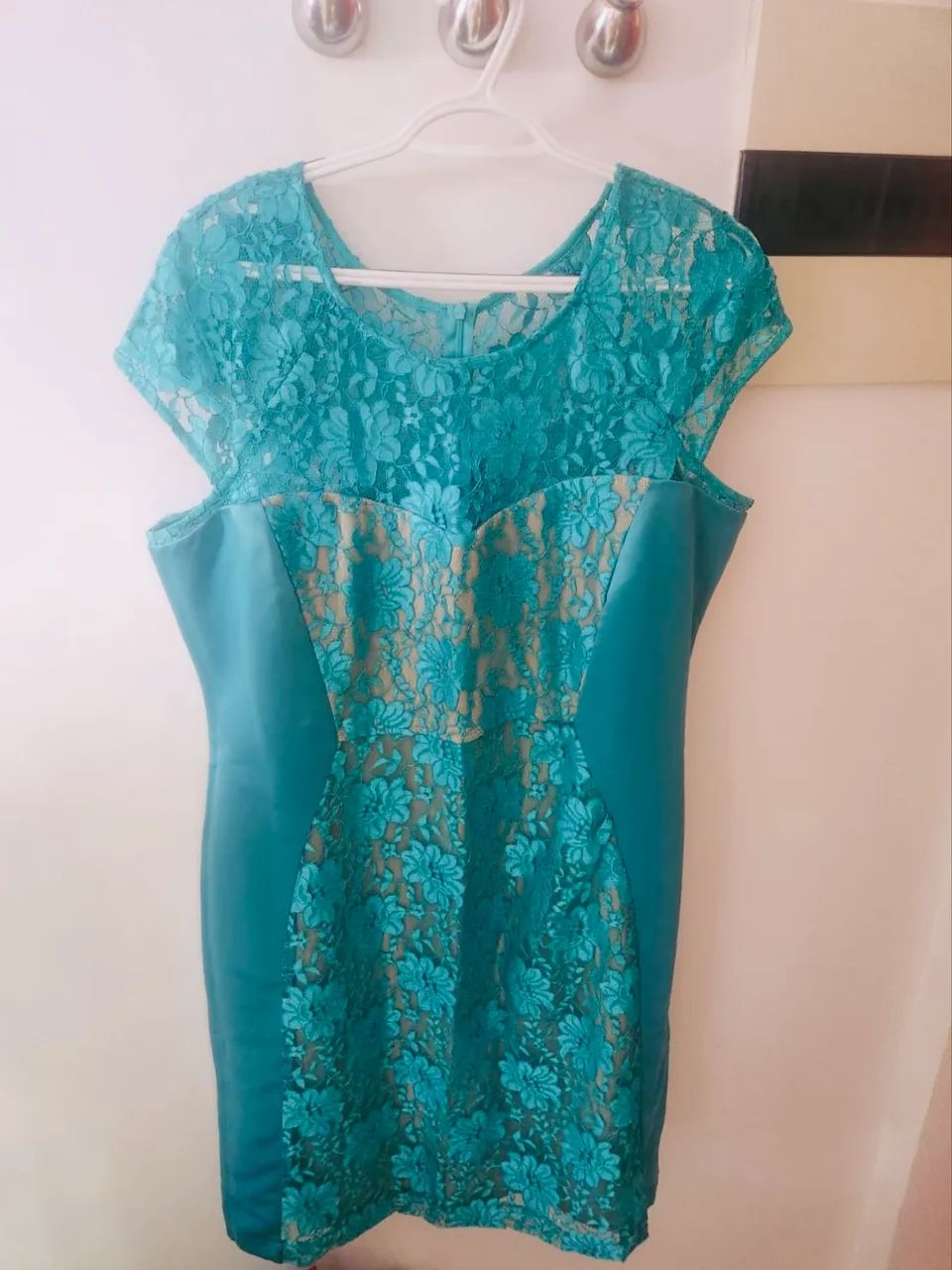 VESTIDO C/RENDA E CETIM