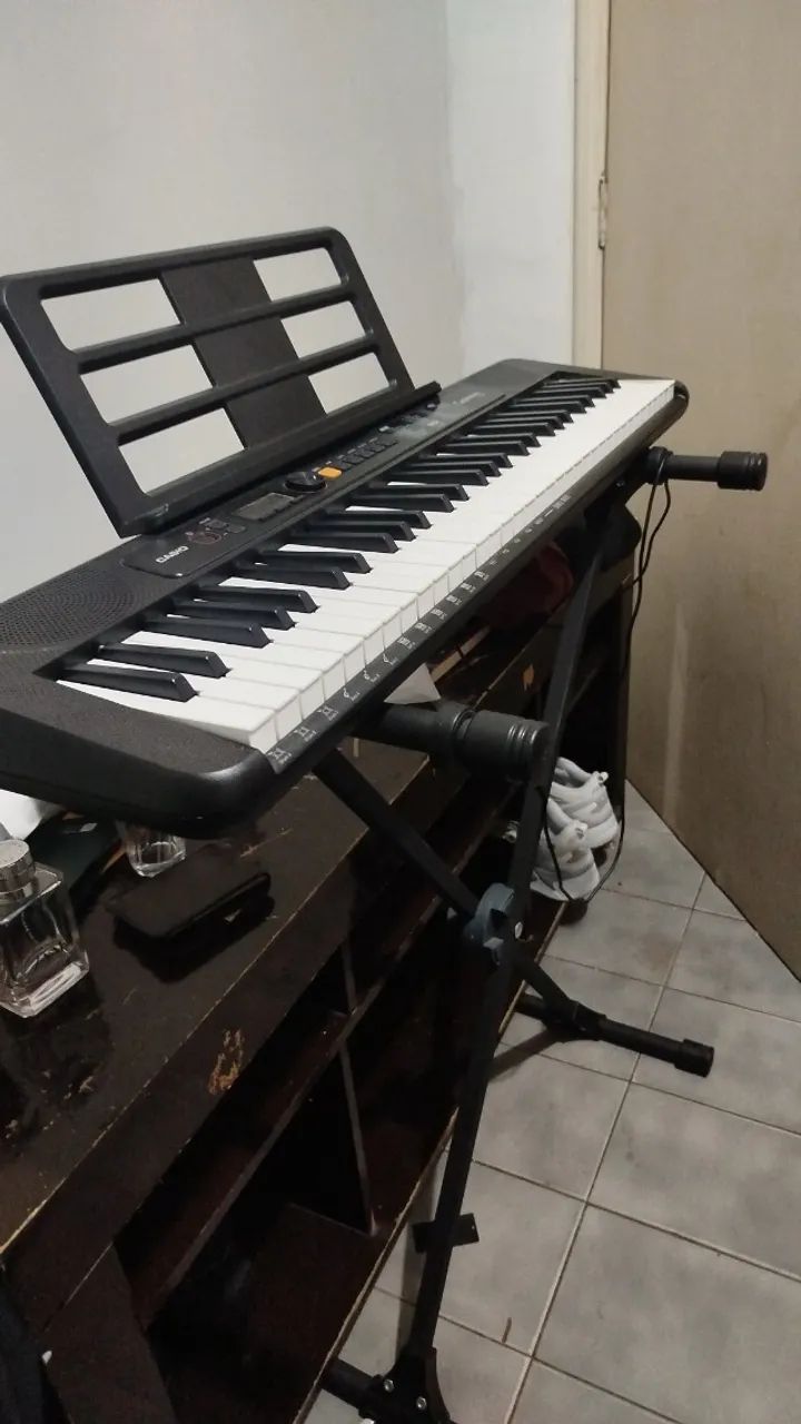 Teclado iniciante modelo Casio cassitone ct-s200, semi novo 2 meses de uso