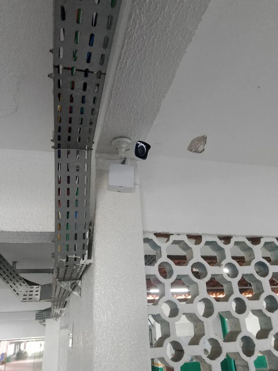 câmera cerca elétrica e concertina 