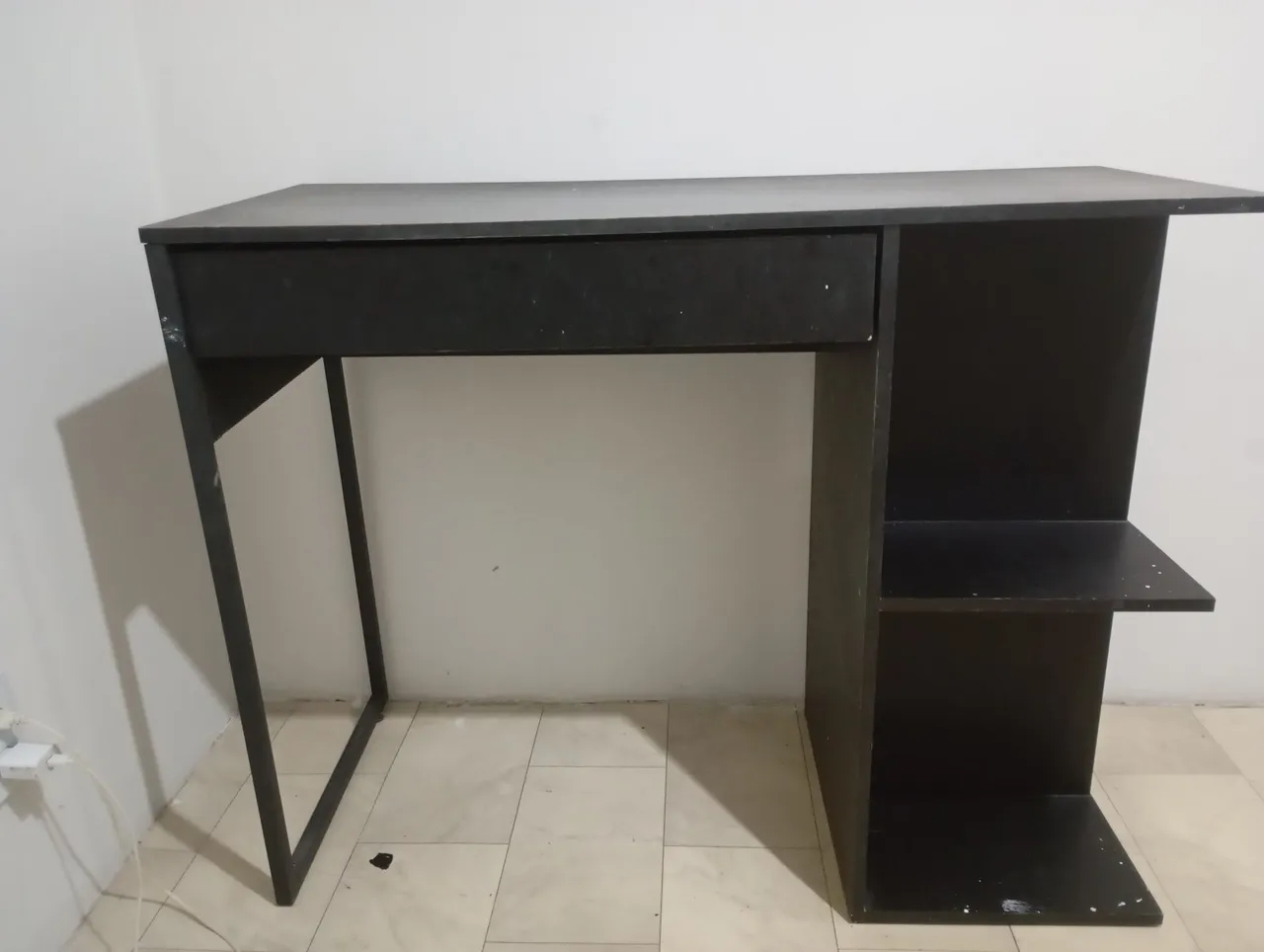 Escrivaninha preta com gaveta e prateleira