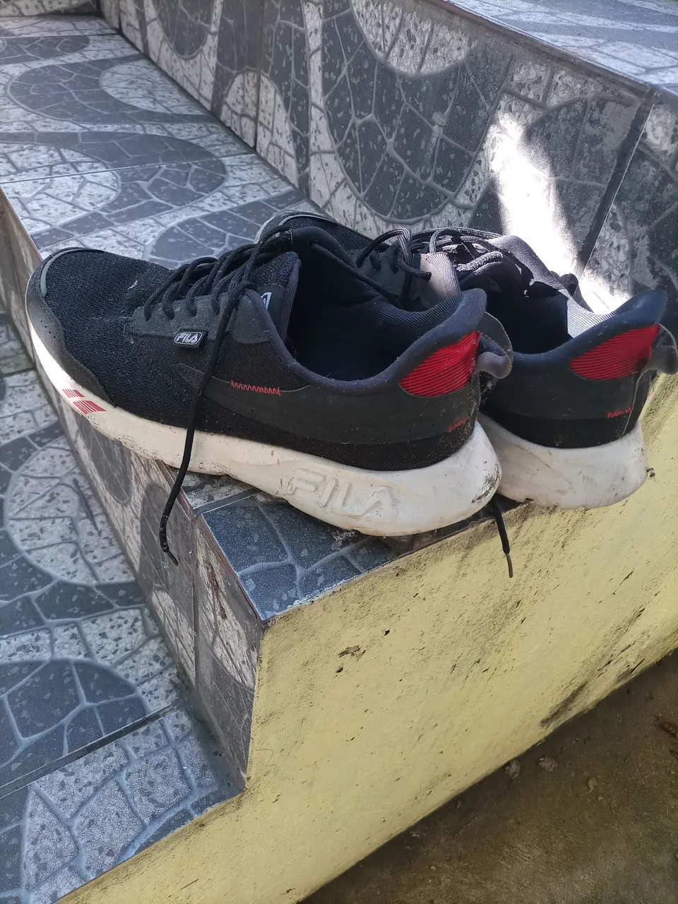 Tênis Fila Preto com Detalhes Vermelhos