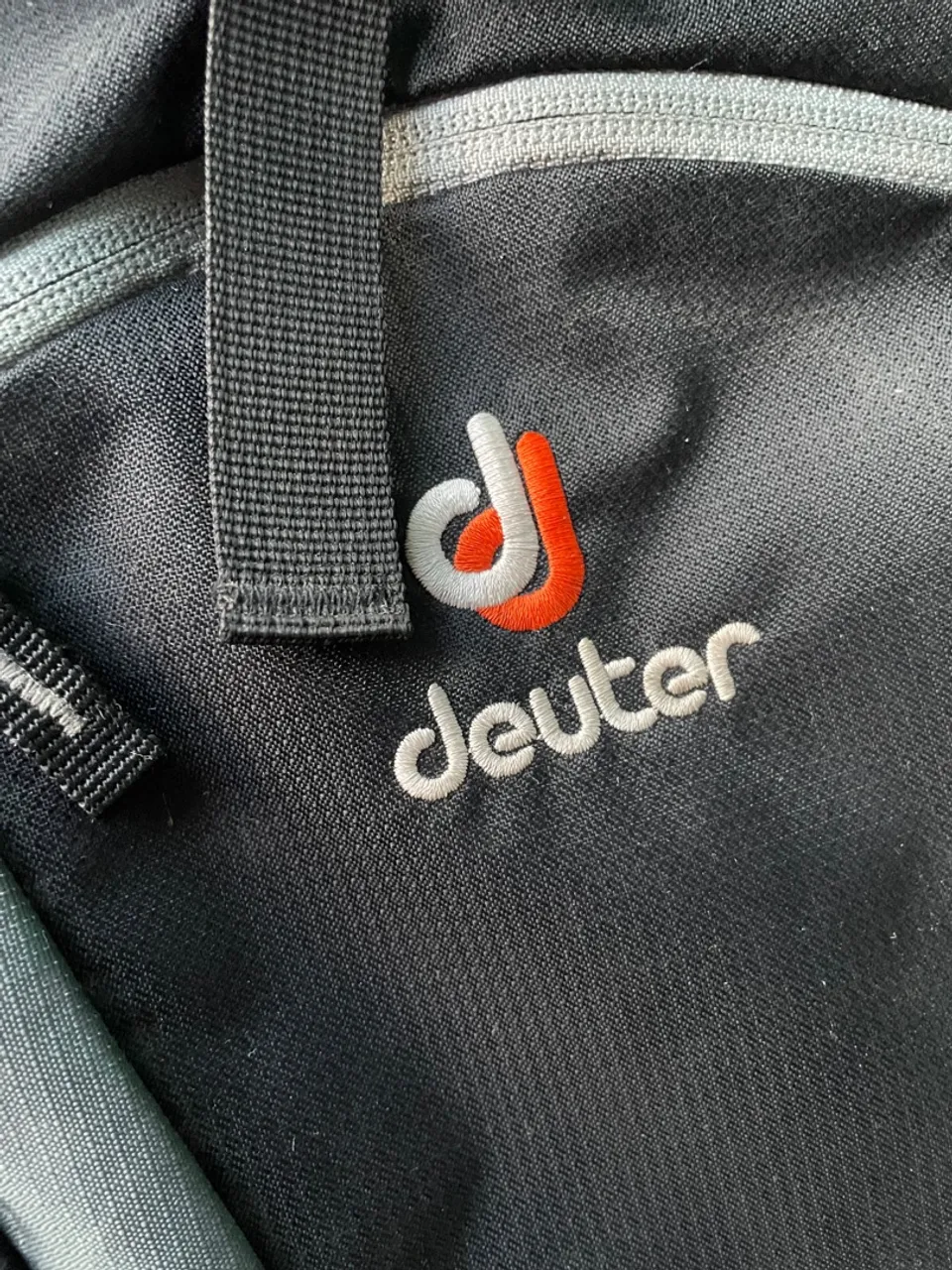 Mochila Deuter original carregador de bebê com toldo.