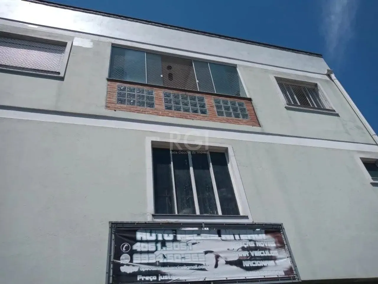 Amplo prédio residencial e comercial na av. niteroi, esquina oscar pereira. Prédio frontal