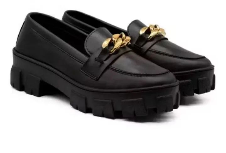 Mocassim  de Couro Pretas com Detalhe Dourado
