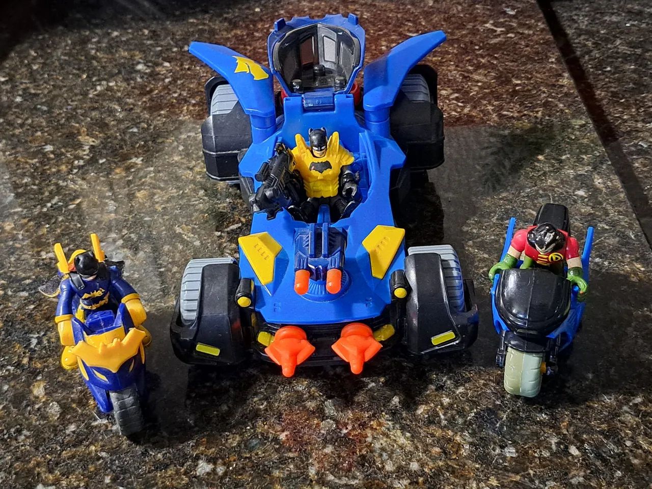 Imaginext Fisher Price Batmóvel e duas Motos mais Batman, Robin e Batgirl  - Foto 3