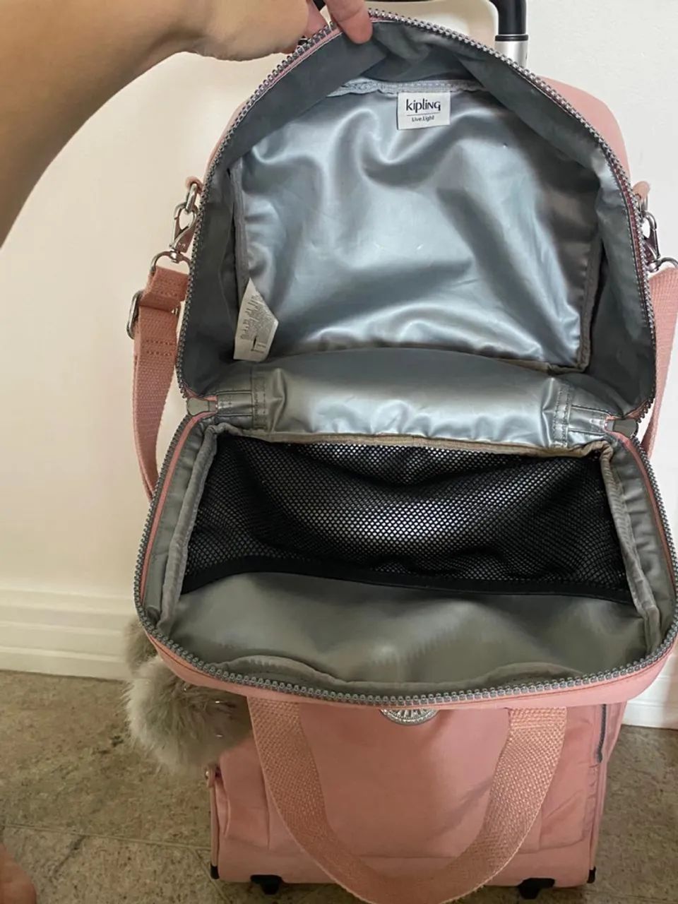 Jogo de Mochila de rodinha + Lancheira Kipling - cor Bridal Rosê  - Foto 4