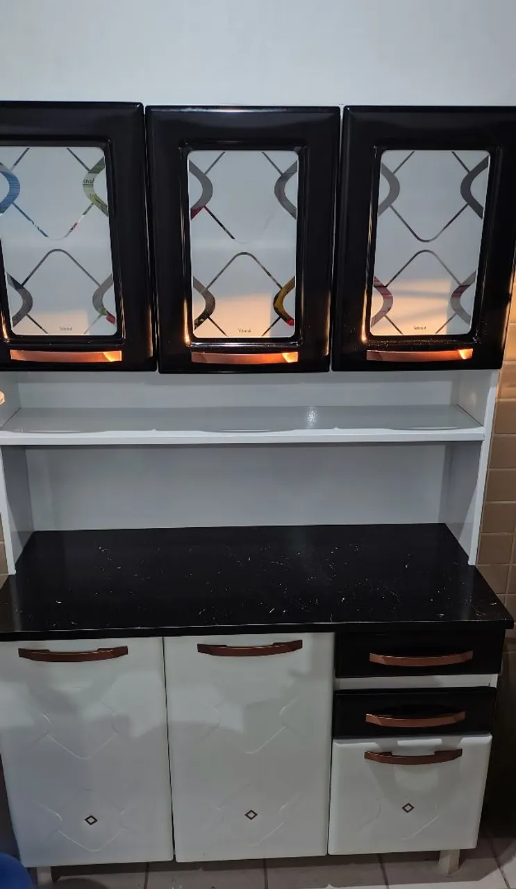 Armário de cozinha com design moderno e amplo espaço