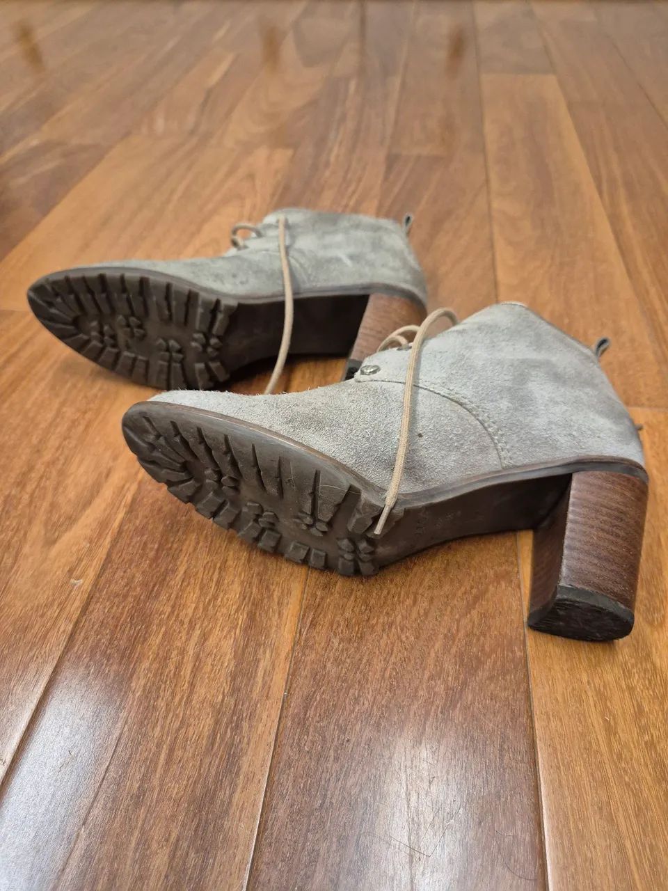 Bota de cano curto cinza - Foto 4