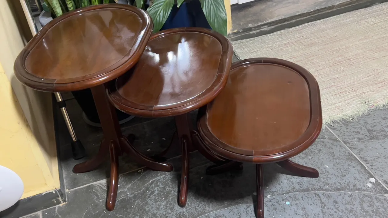 Conjunto de Mesas Laterais Elegantes em Madeira