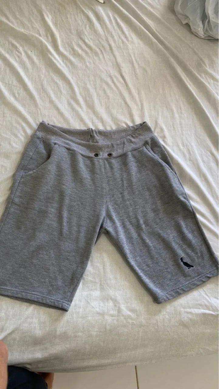 Bermuda de Moletom Cinza com Detalhe