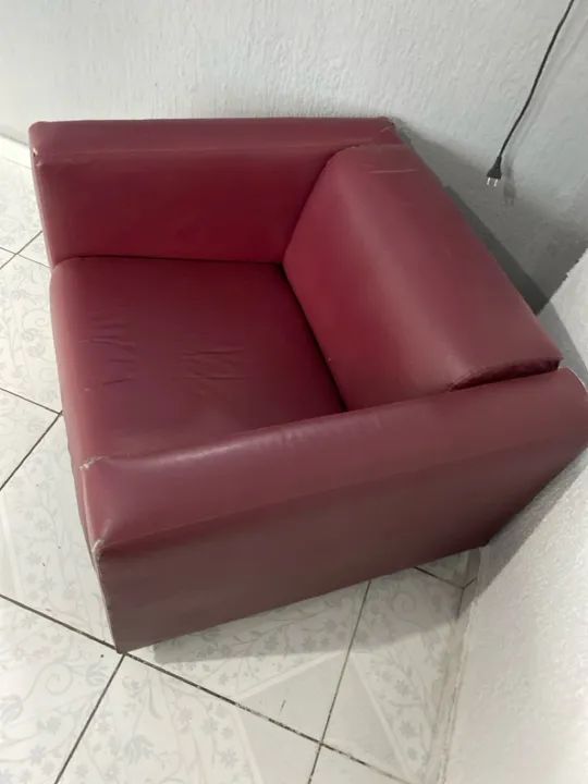 Poltrona de couro da cor vinho, 1 acento. - Foto 2