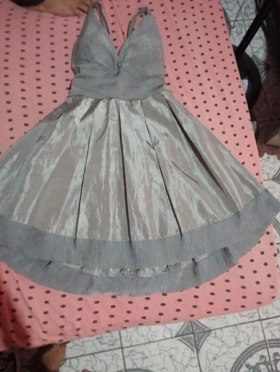 Vestido de festa elegante cinza