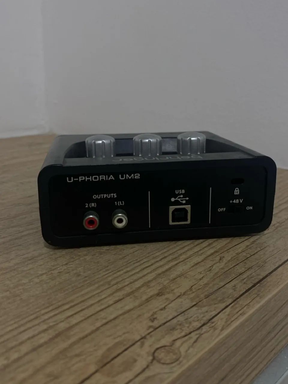 Interface de áudio behringer um2 ótima para home estúdio  - Foto 3