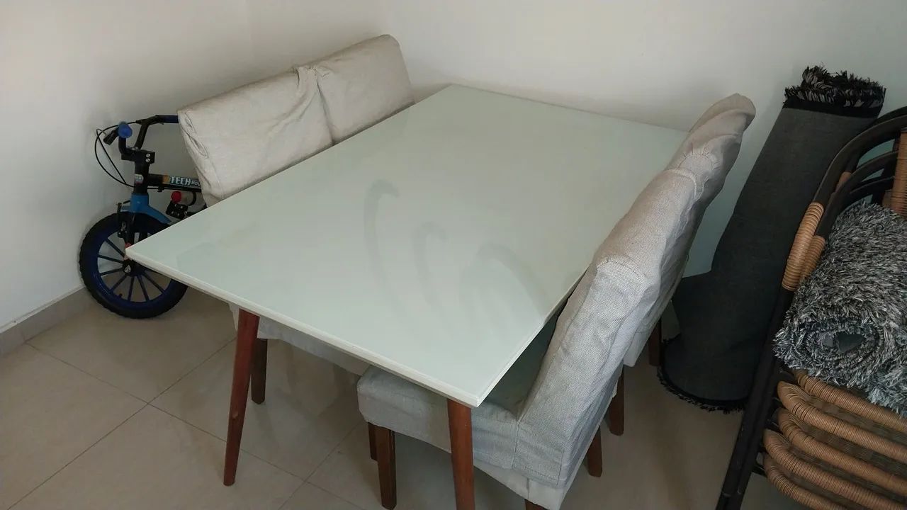 Mesa de Jantar com 4 cadeiras