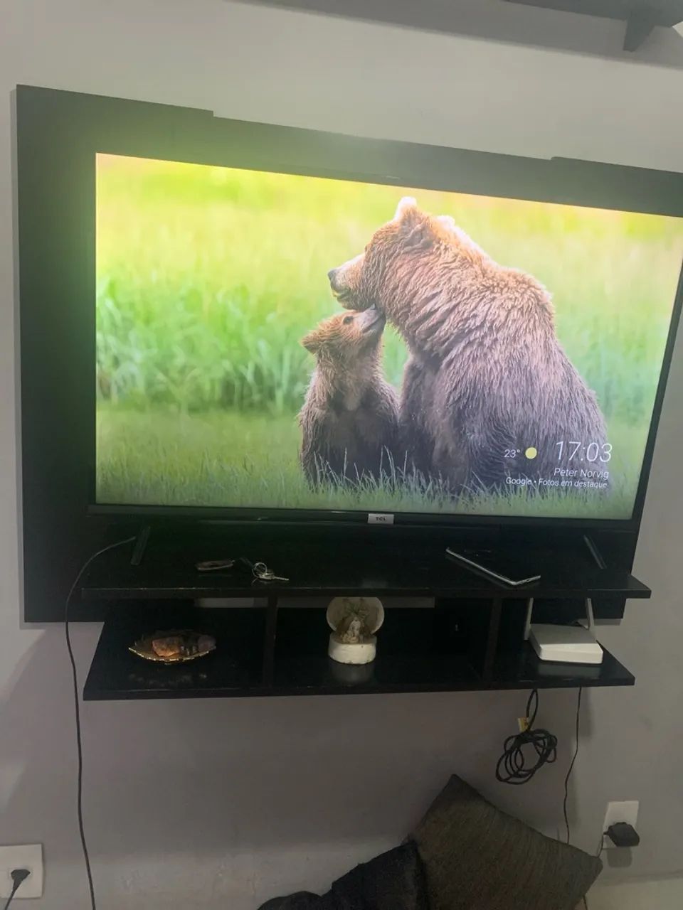 Painel de TV Preto com Prateleira