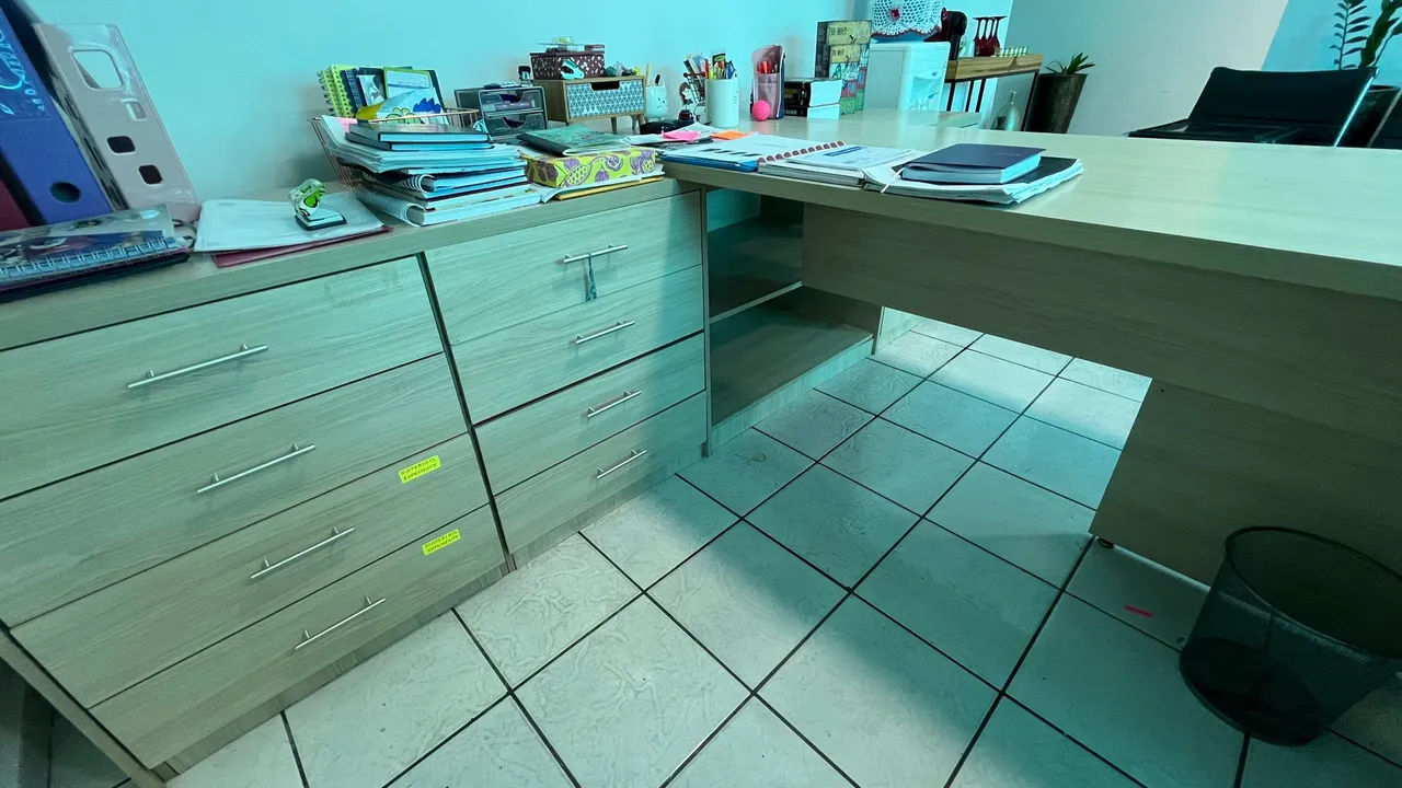Conjunto de mesa e gaveteiro de escritório