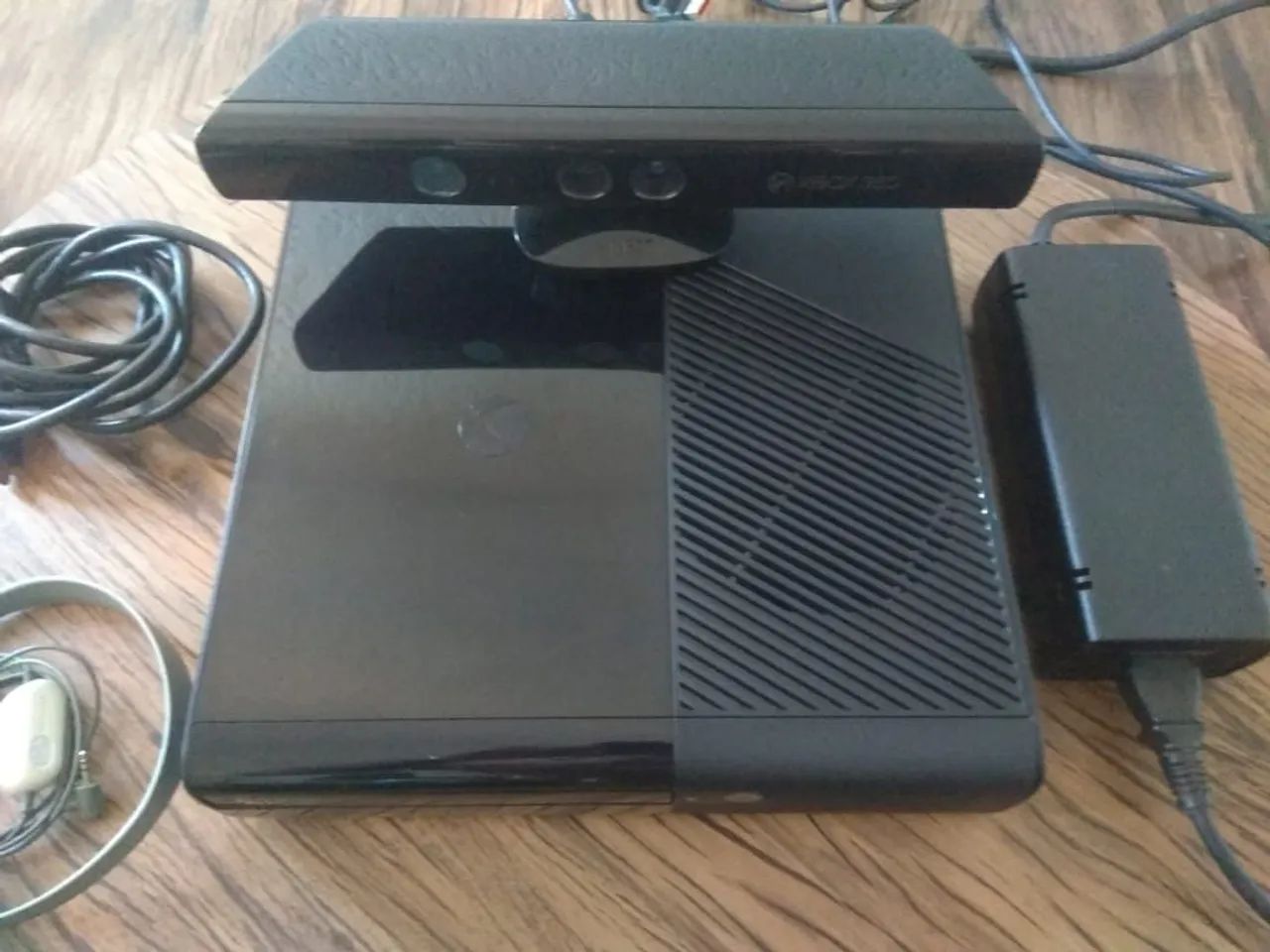 Xbox 360 com Kinect, 2 controles original 100 jogos já no HD  - Foto 2