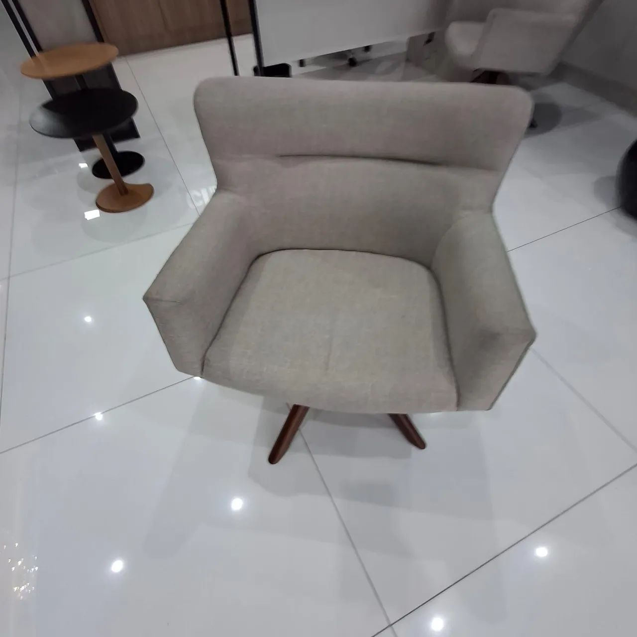 2 Poltronas de Linho Giratória c/Pés de Madeira