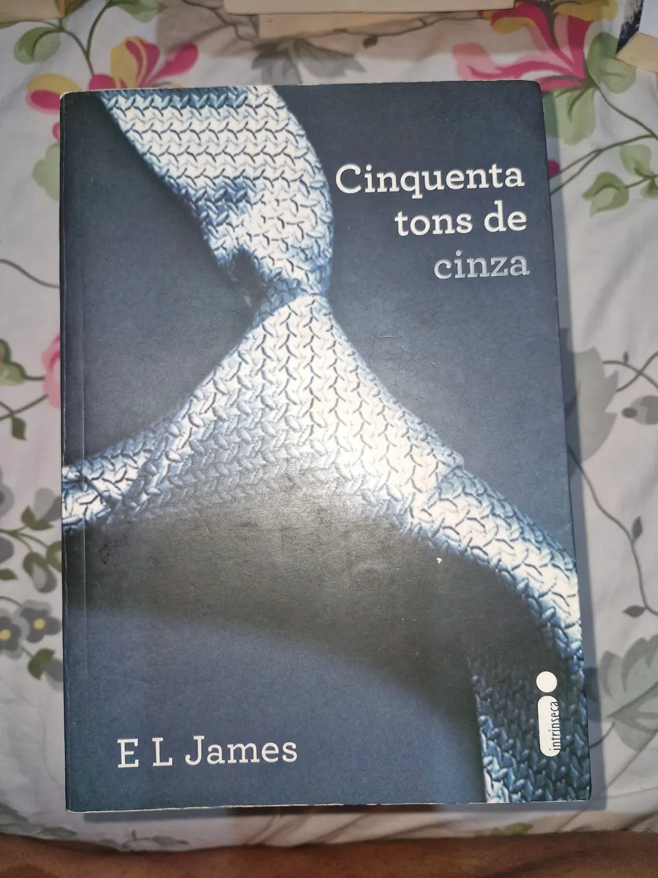 Livro Cinquenta Tons de Cinza - E L James
