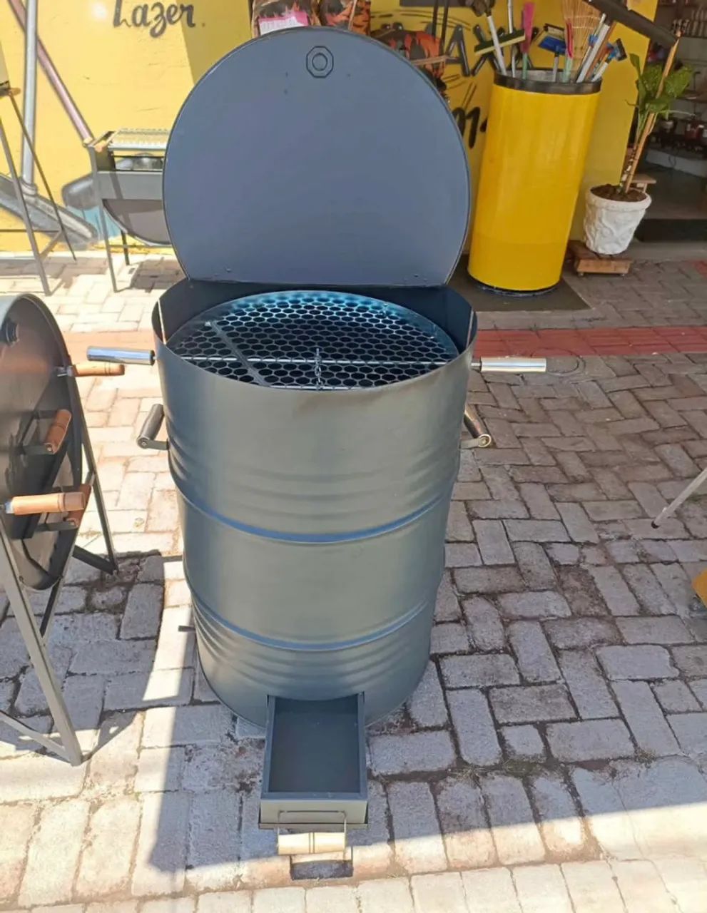 Barbecue grill ready for delivery64313659499010120
