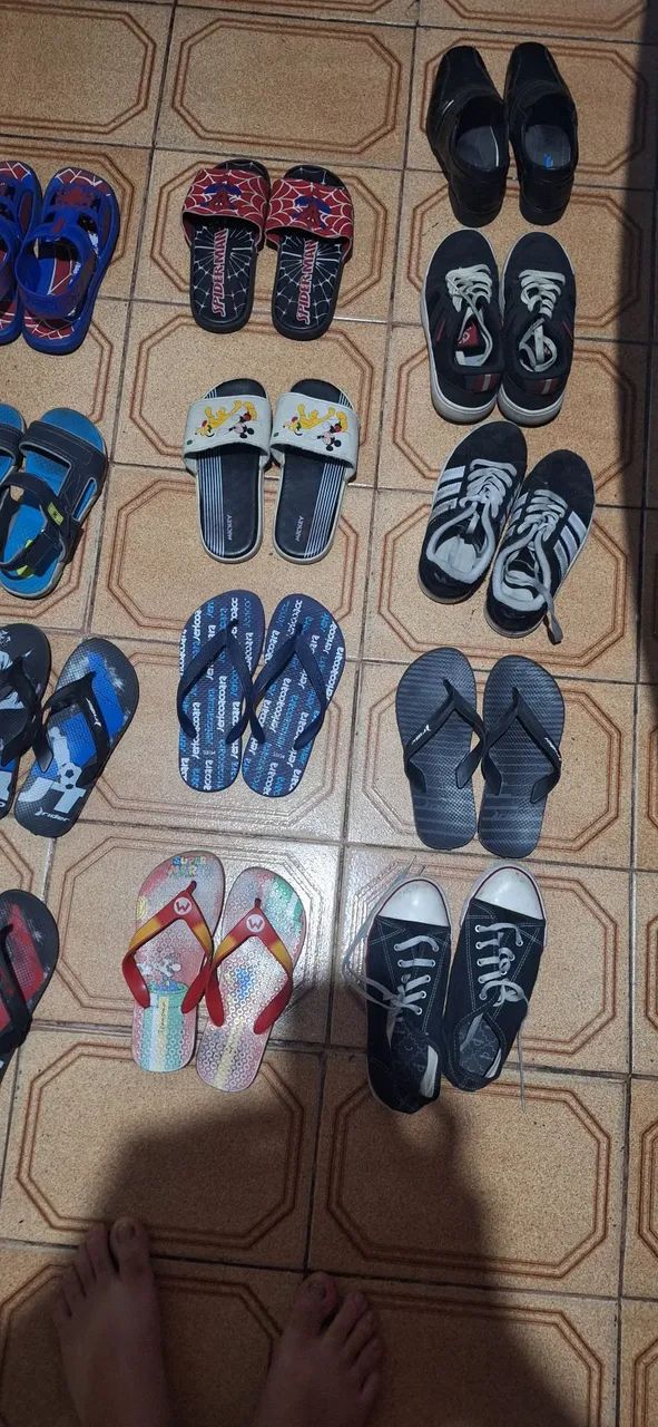 Lote de 13 pares de sandálias, percata e sapatos   - Foto 2