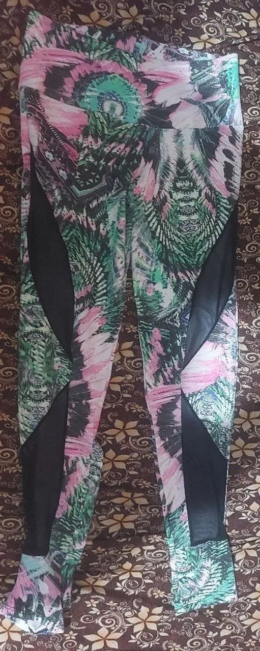 Calça legging estampada com detalhes em preto  - Foto 2