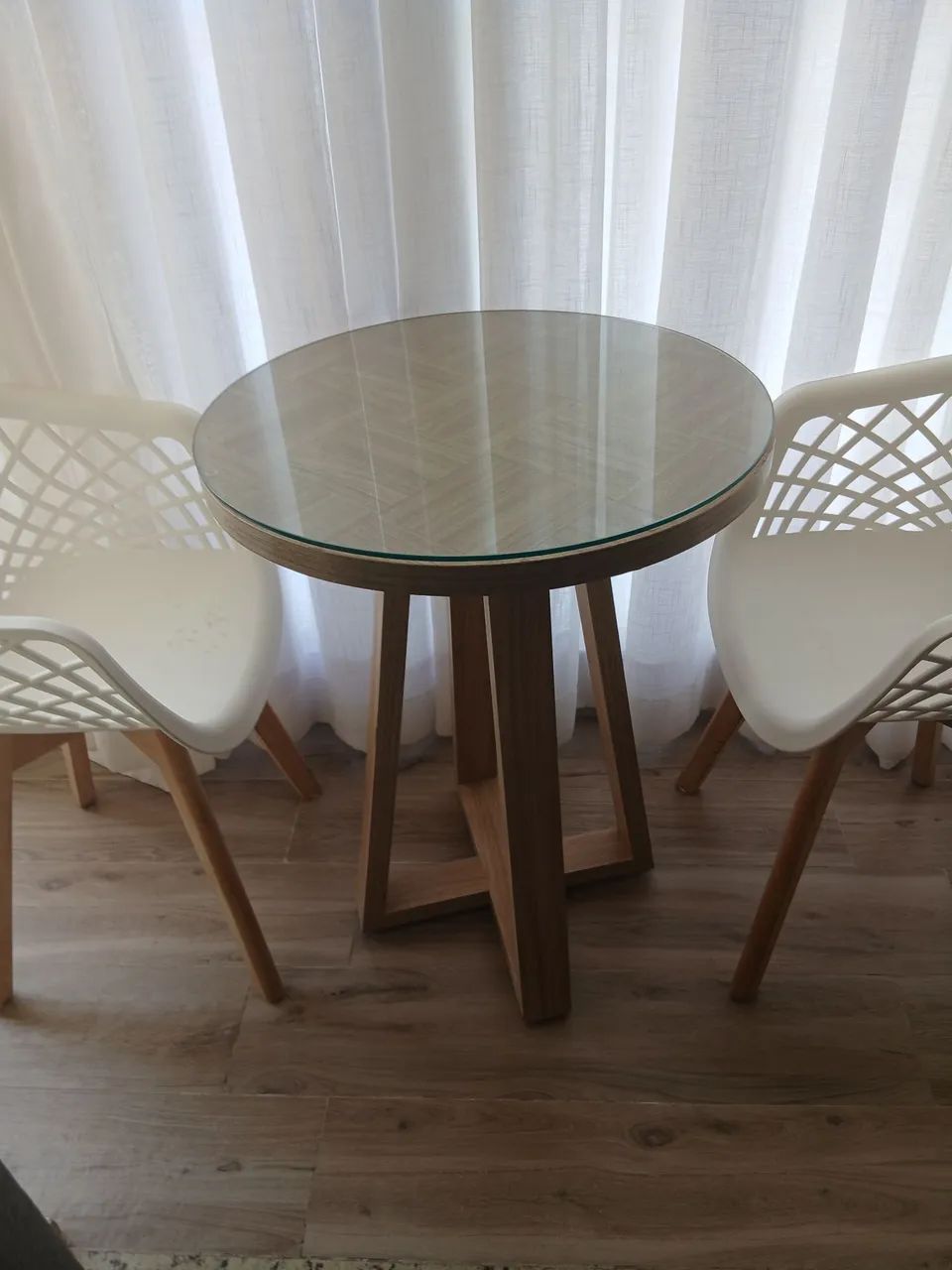 Conjunto mesa redonda com tampo de vidro 2 cadeiras com base em madeira  - Foto 4
