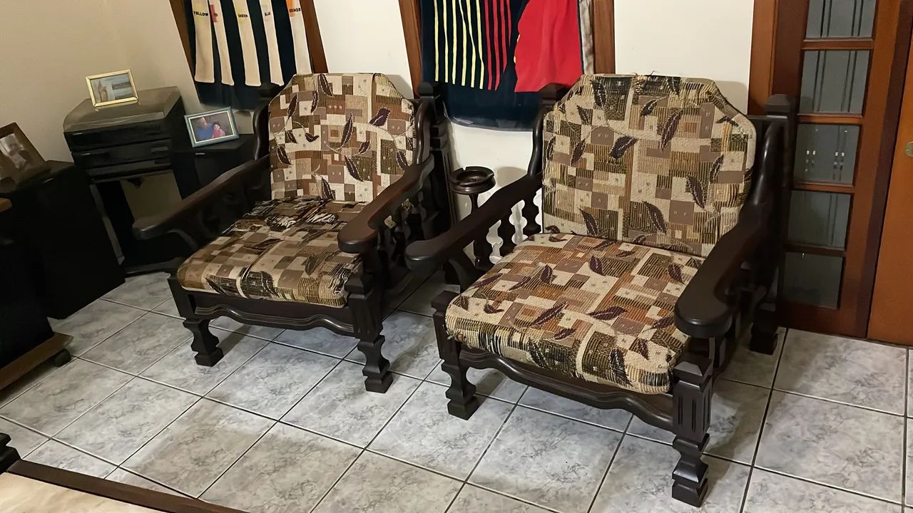 Sofá de madeira maciça 3 lugares e 2 poltronas mais mesa de centro  - Foto 2