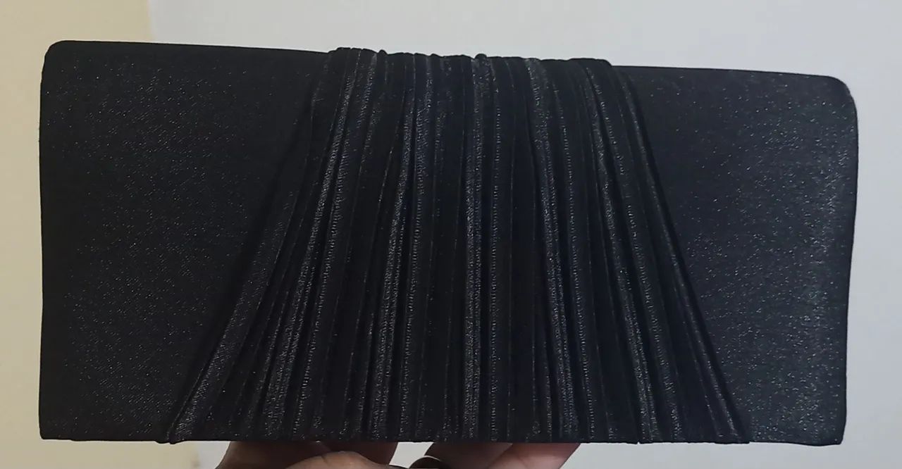 Bolsa de mão preta com detalhe drapeado