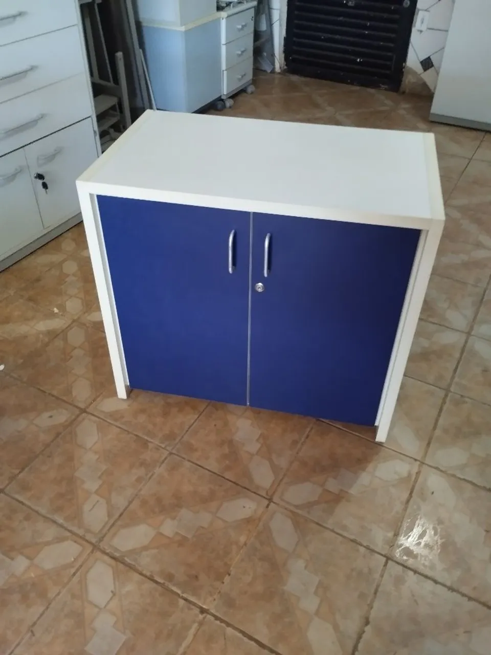 Armário de escritório azul e branco