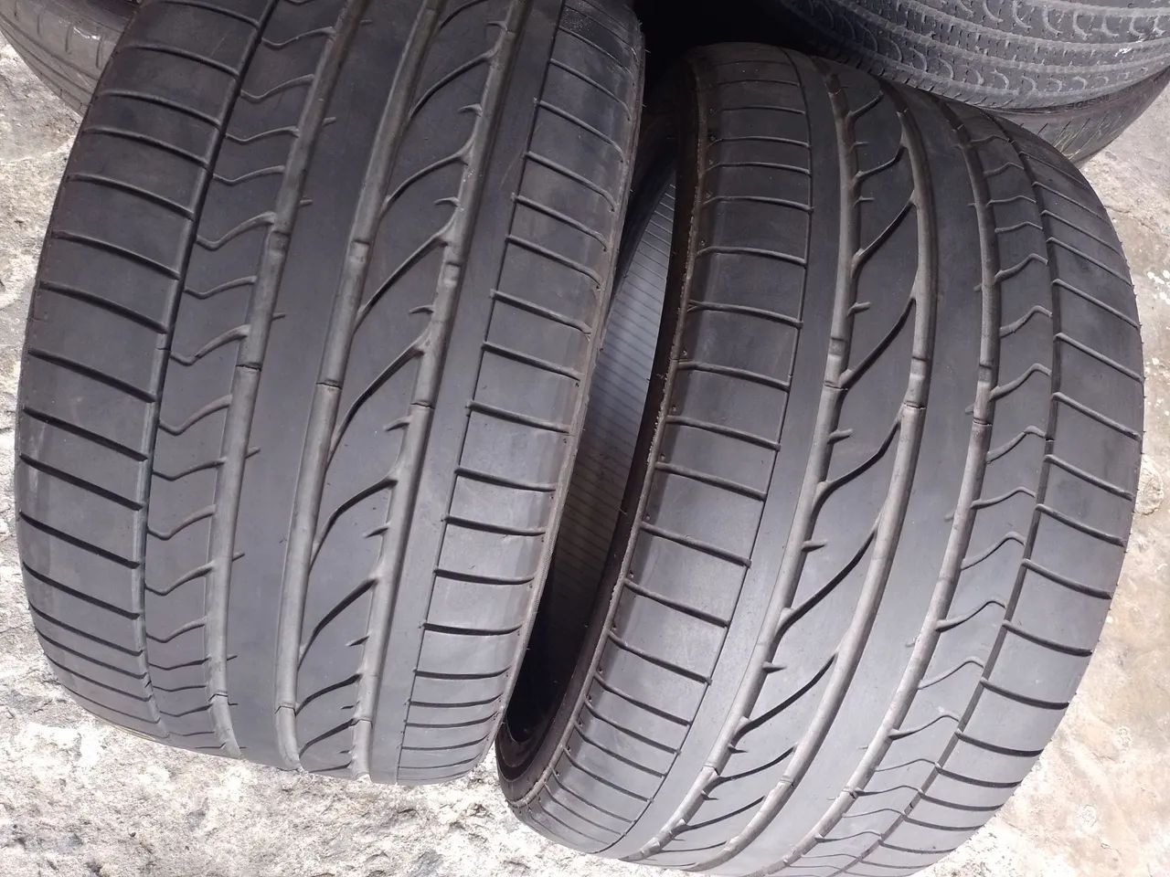 Pneus pneus 275 35 18 Run flat Bridgestone  - Foto 2