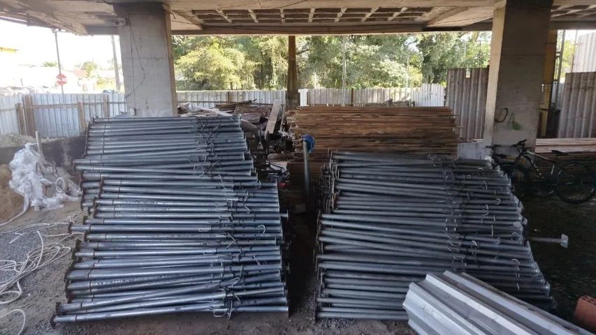 Vendo Lote Completo: 2 Elevadores + 400 Peças de Acessórios (Escoras/Bandejas)