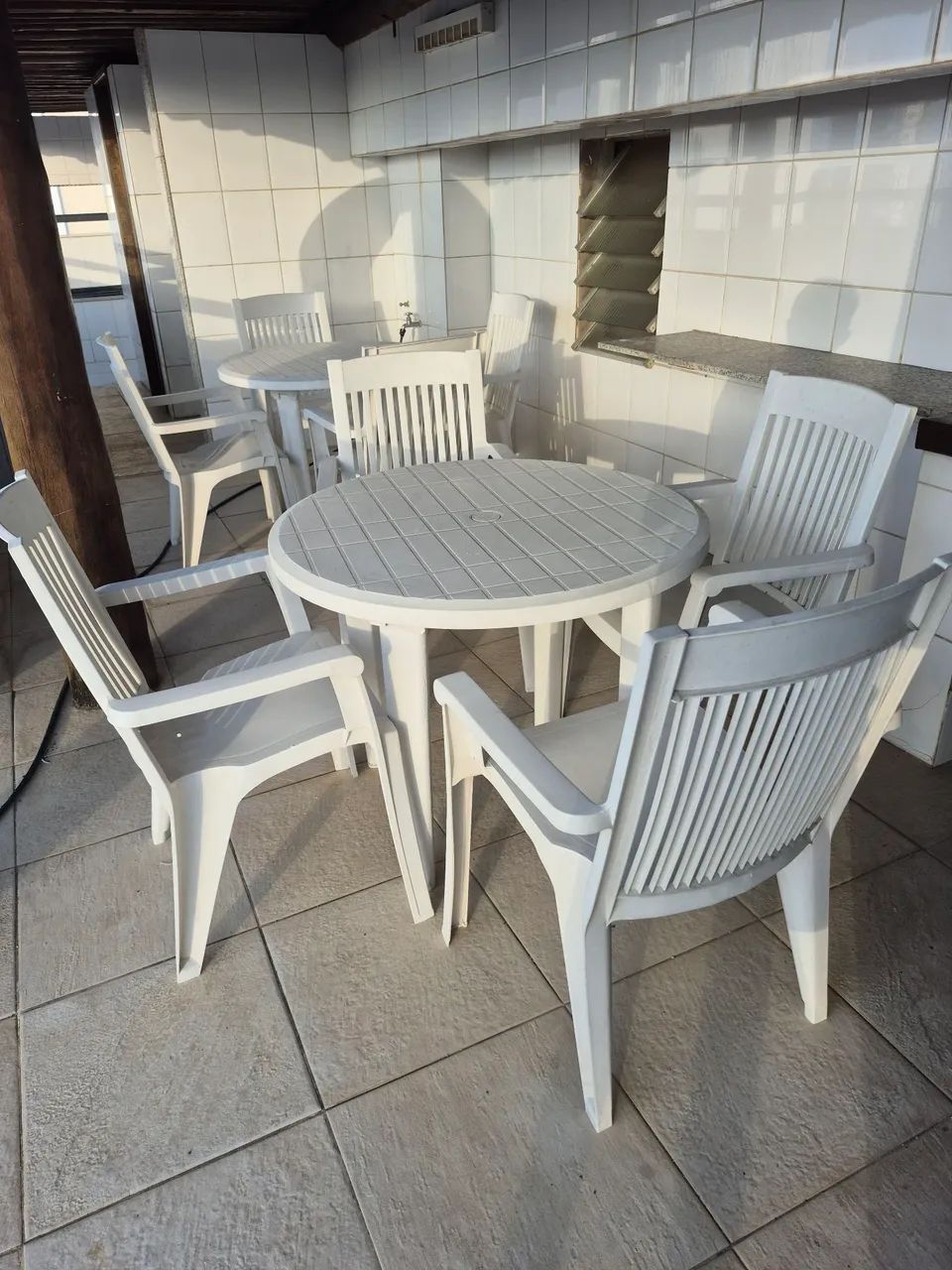4 poltronas e 1mesa redonda. RESISTENTE. Ideal  area externa. R$ 500,00 - Foto 3