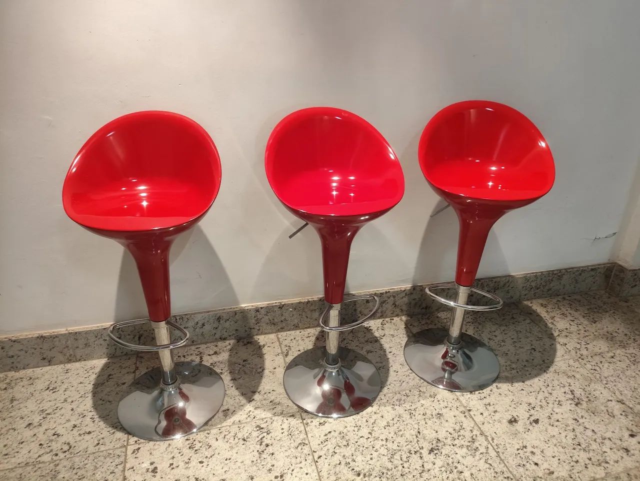 Banquetas Vermelhas Reguláveis - Conjunto com 3 Unidades
