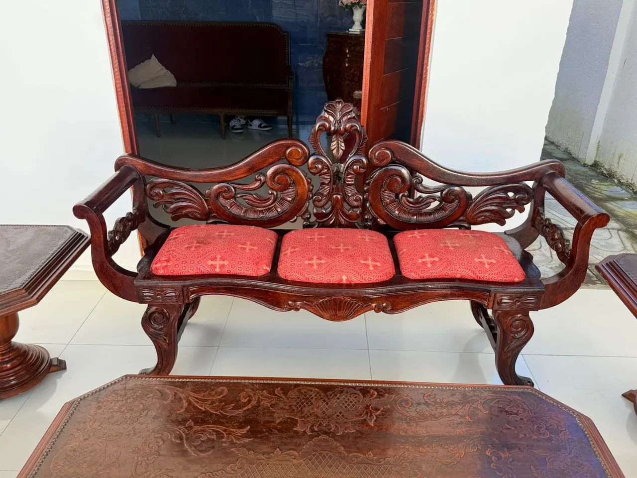 Sofa colonial estofado novo madeira de lei - Foto 4