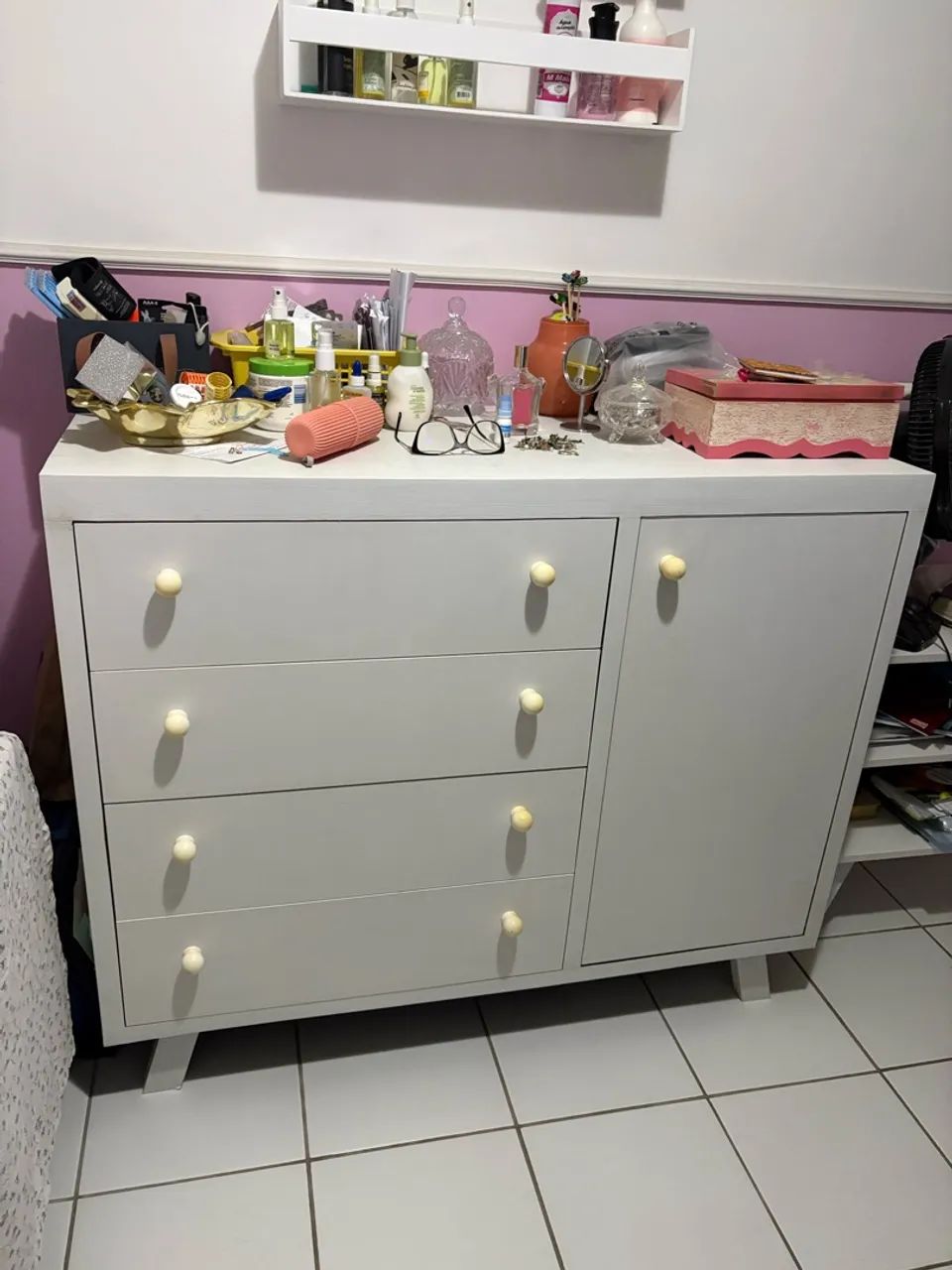 Cômoda branca com 4 gavetas e 1 porta