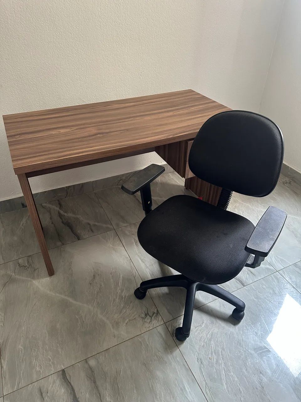 Cadeira executiva + mesa para computador
