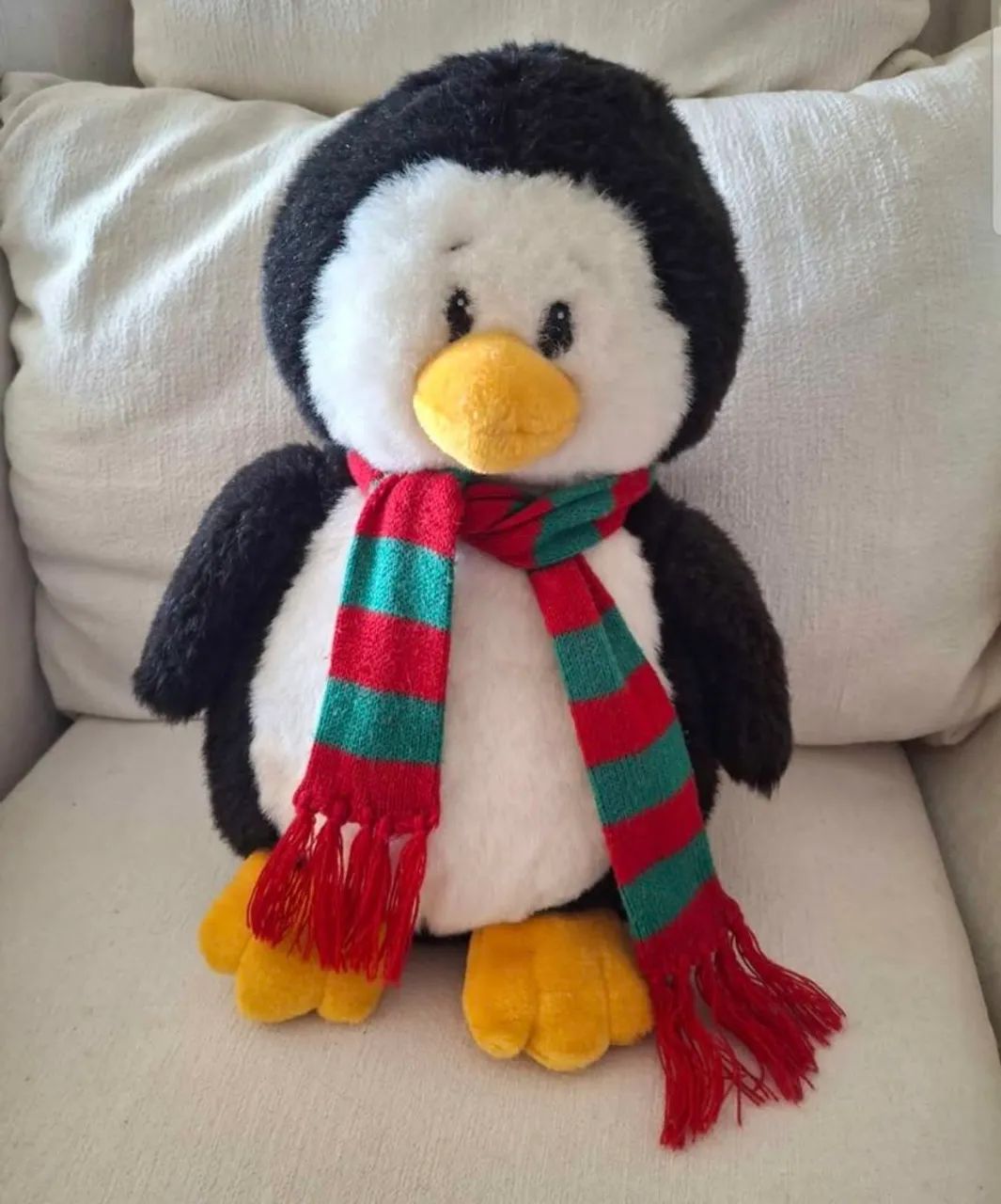 Pinguim de Pelúcia com Cachecol - 35 cm