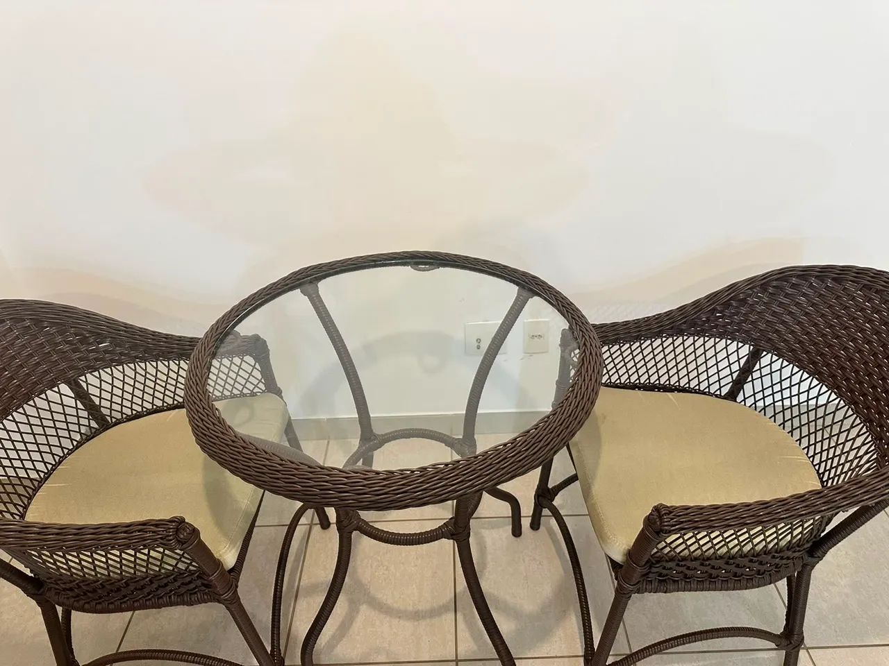 Vende-se mesa de vime com duas cadeiras.