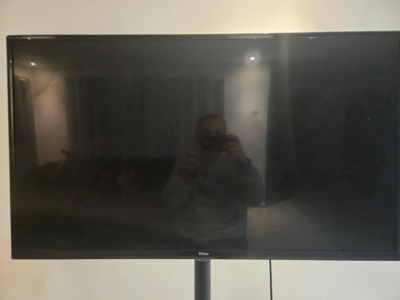 Televisão de tela plana da marca Philco.