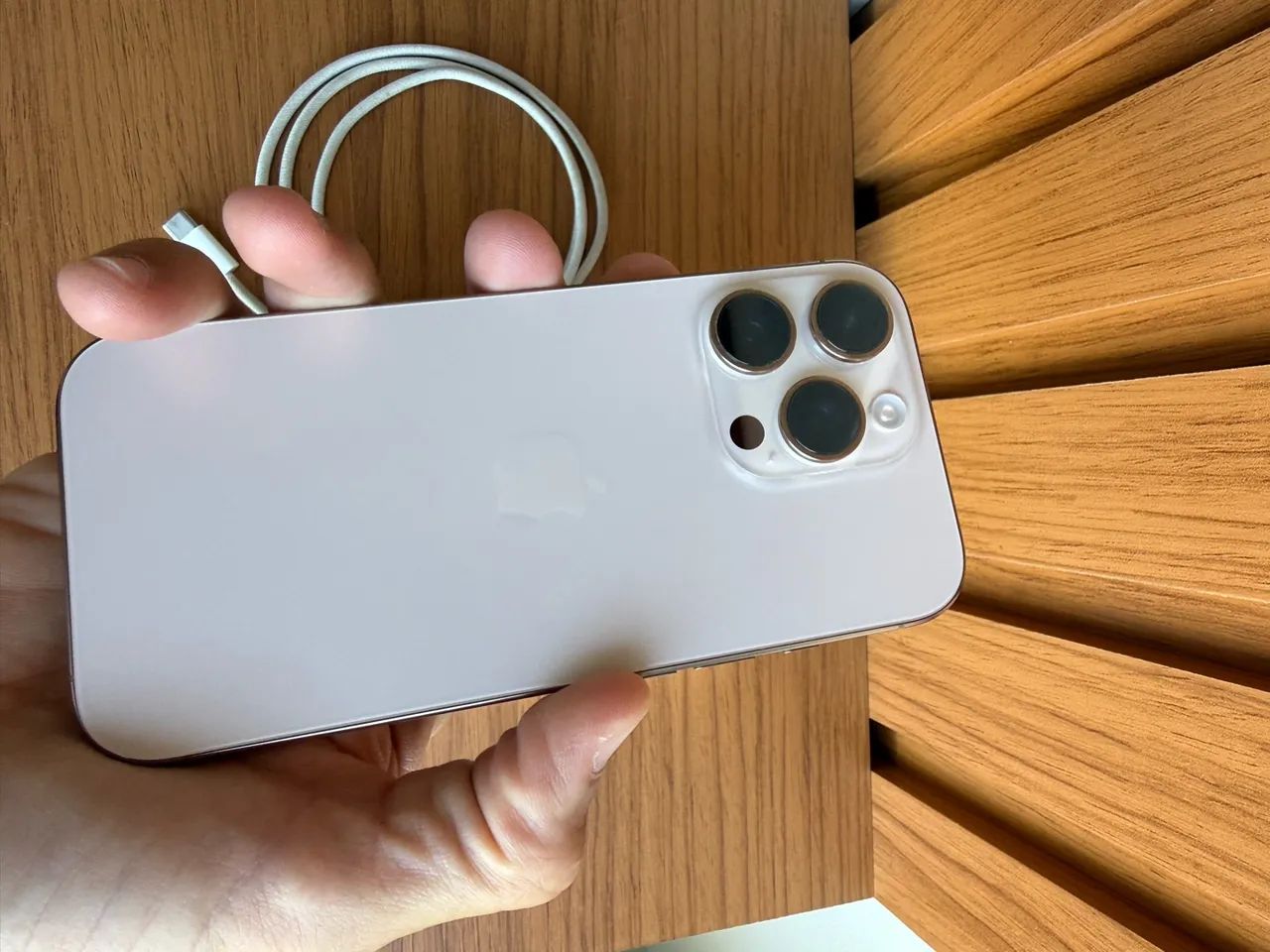 iPhone 16 Pro 128gb Desert Titânio (Com caixa e cabo originais) - Foto 2