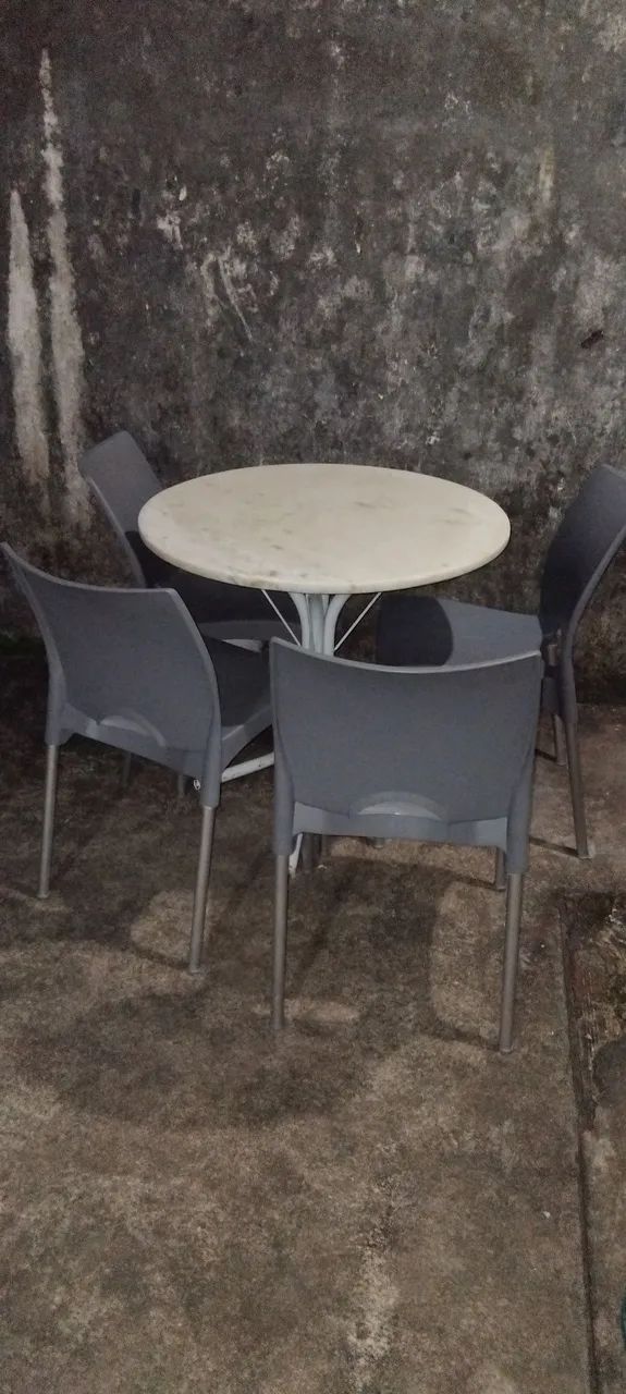 Vendo mesa  com 4 cadeiras 