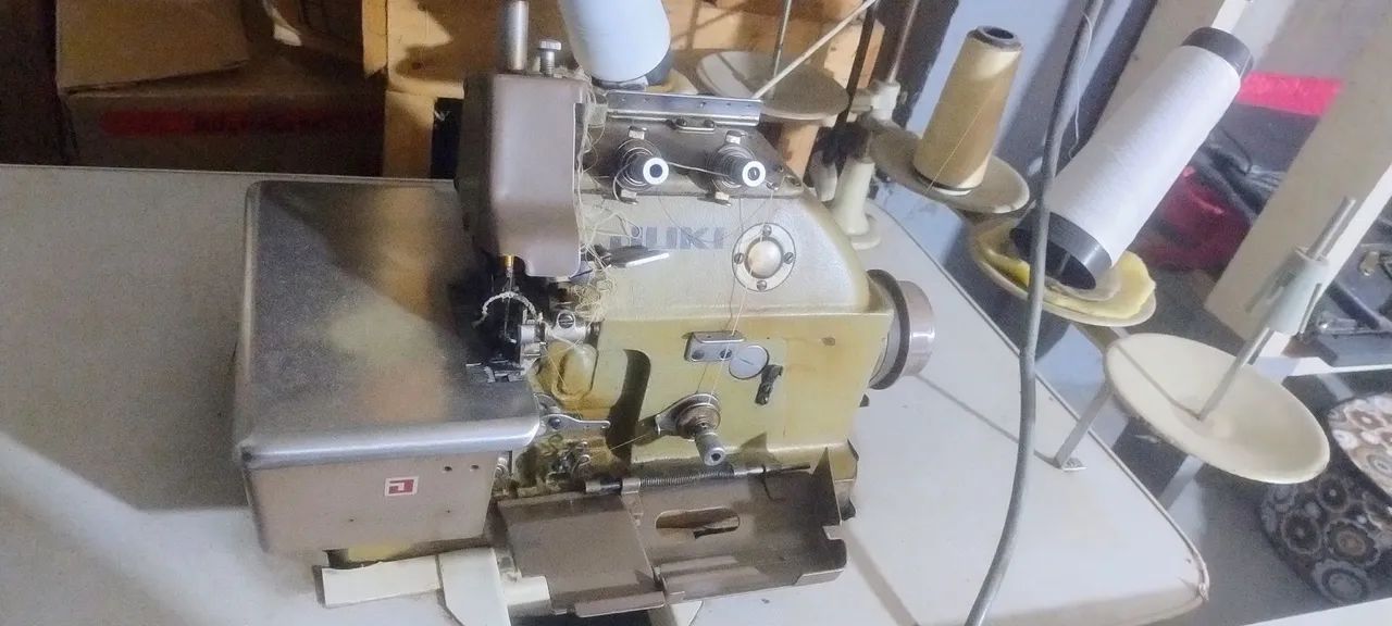 Máquina de Costura Overloque Industrial com Mesa - Foto 2