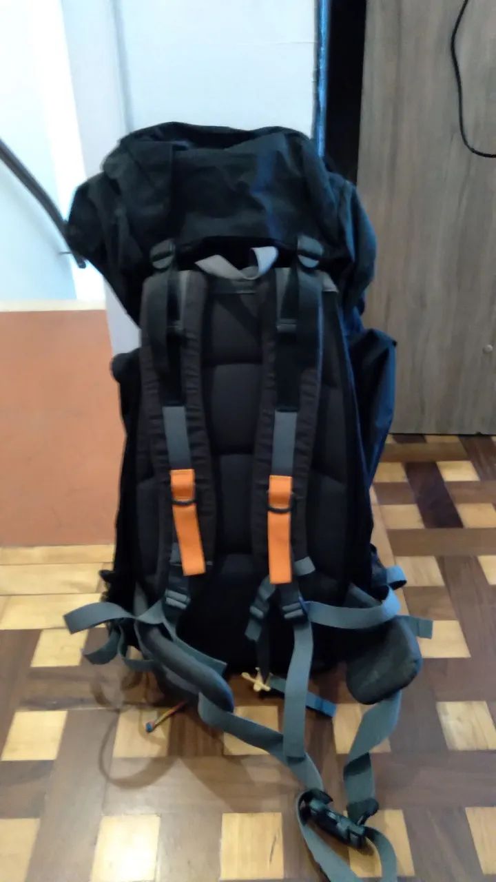 Mochila de trilha praticamente nova - Foto 2